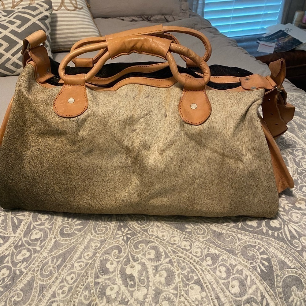 Cowhide leather duffel bag NWOT - Picture 3 of 5